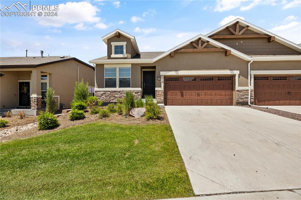 Craftsman paired patio home with a front yard