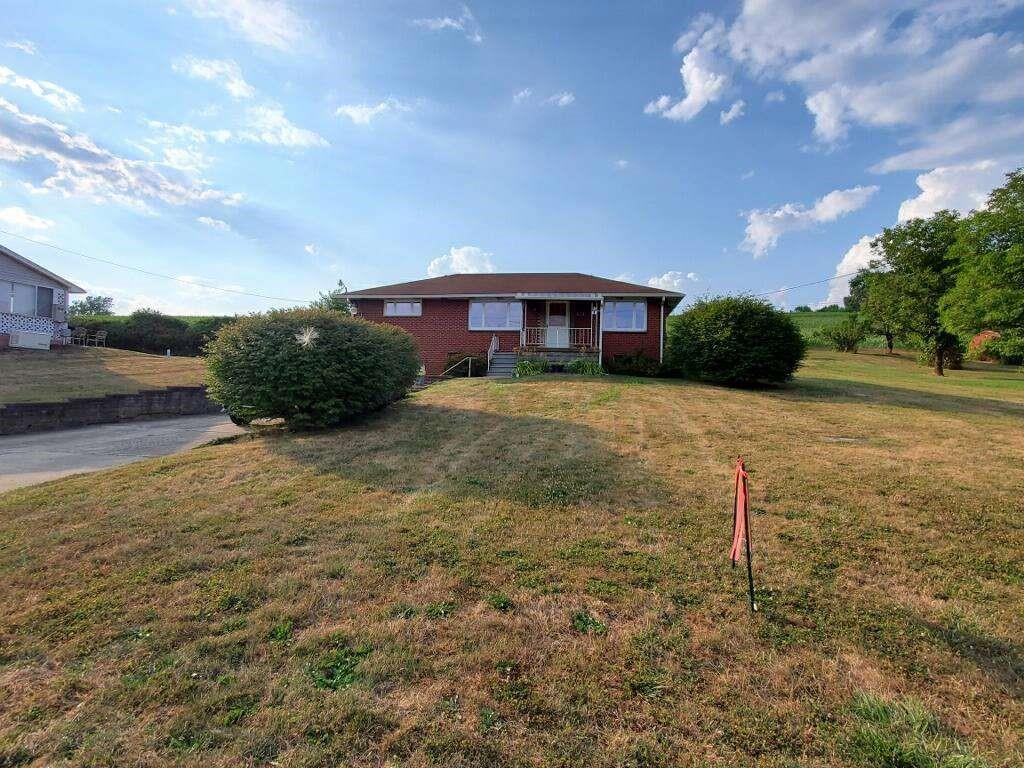 a view of a house with a yard