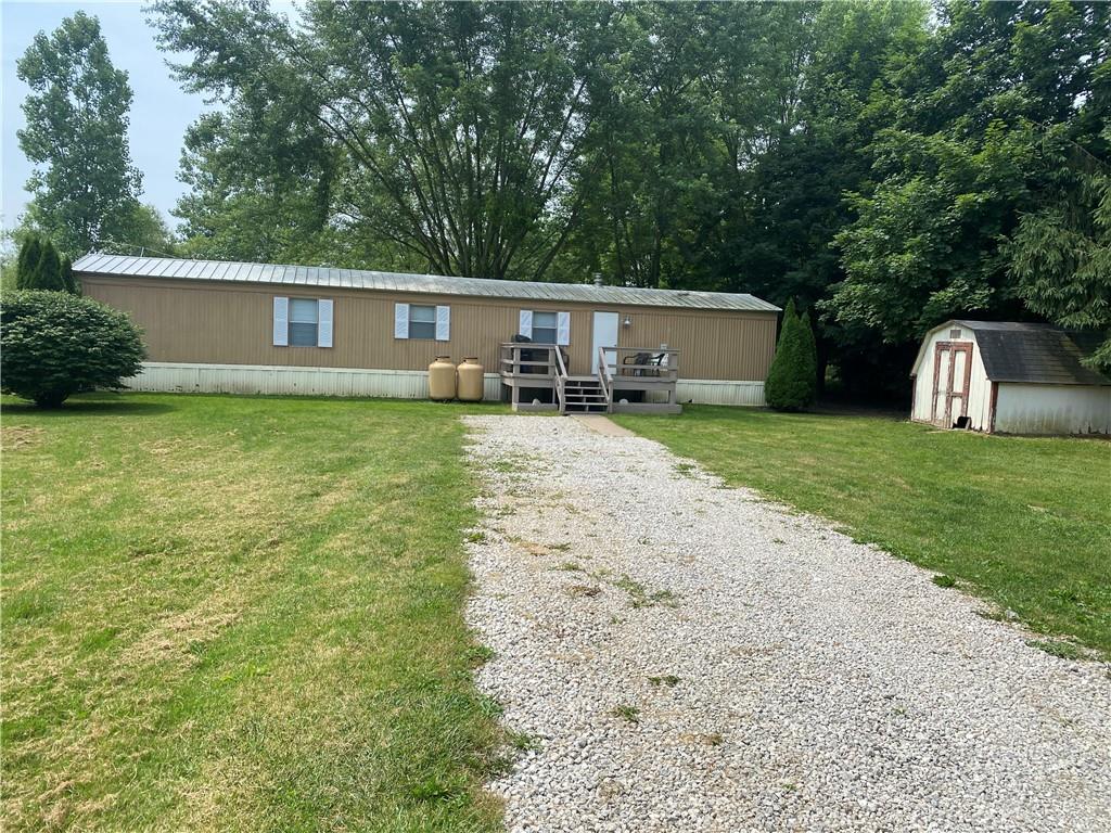 a view of a house with backyard and garden