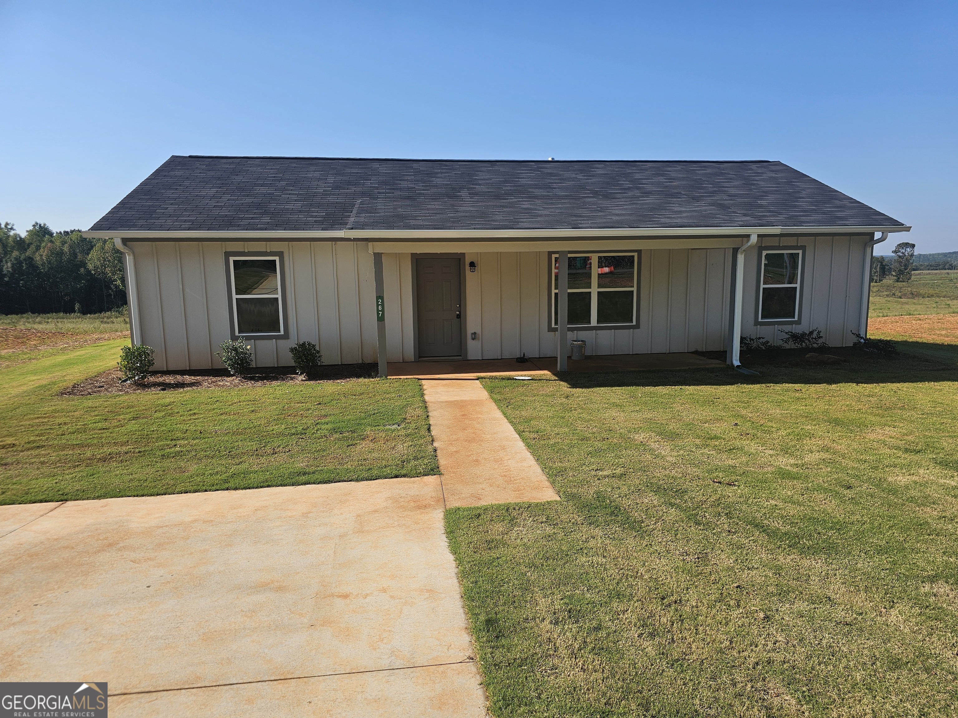 a view of a yard in front of a house