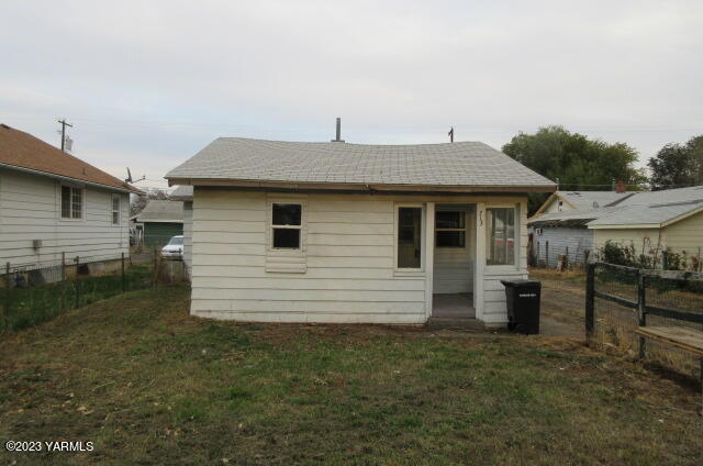 a view of a house with backyard