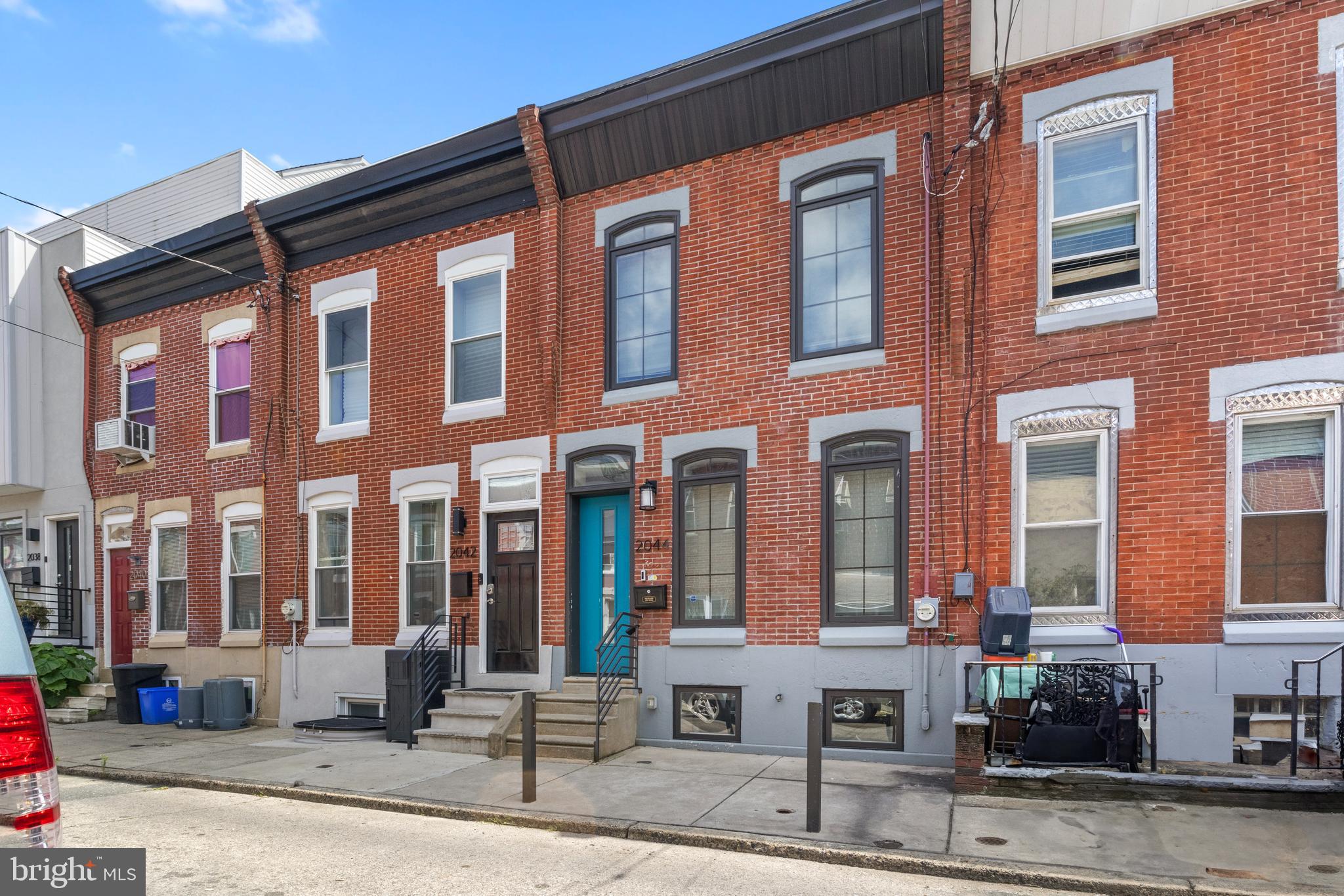 Charming row home in vibrant Point Breeze!