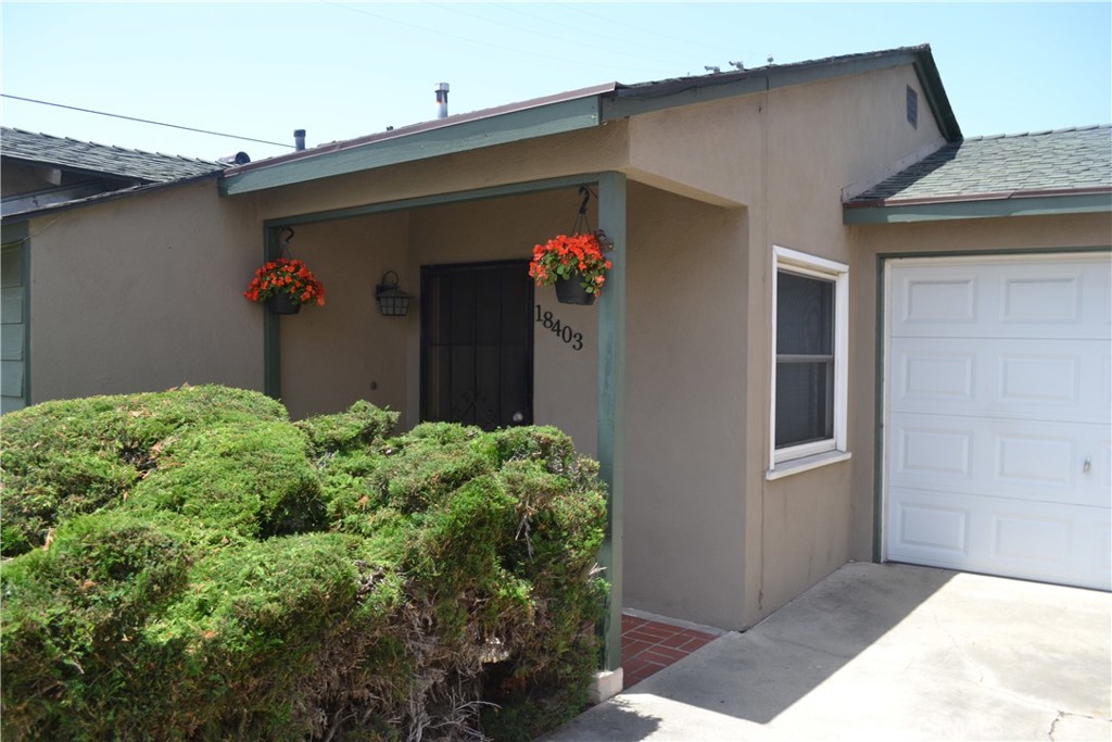 a front view of house with yard