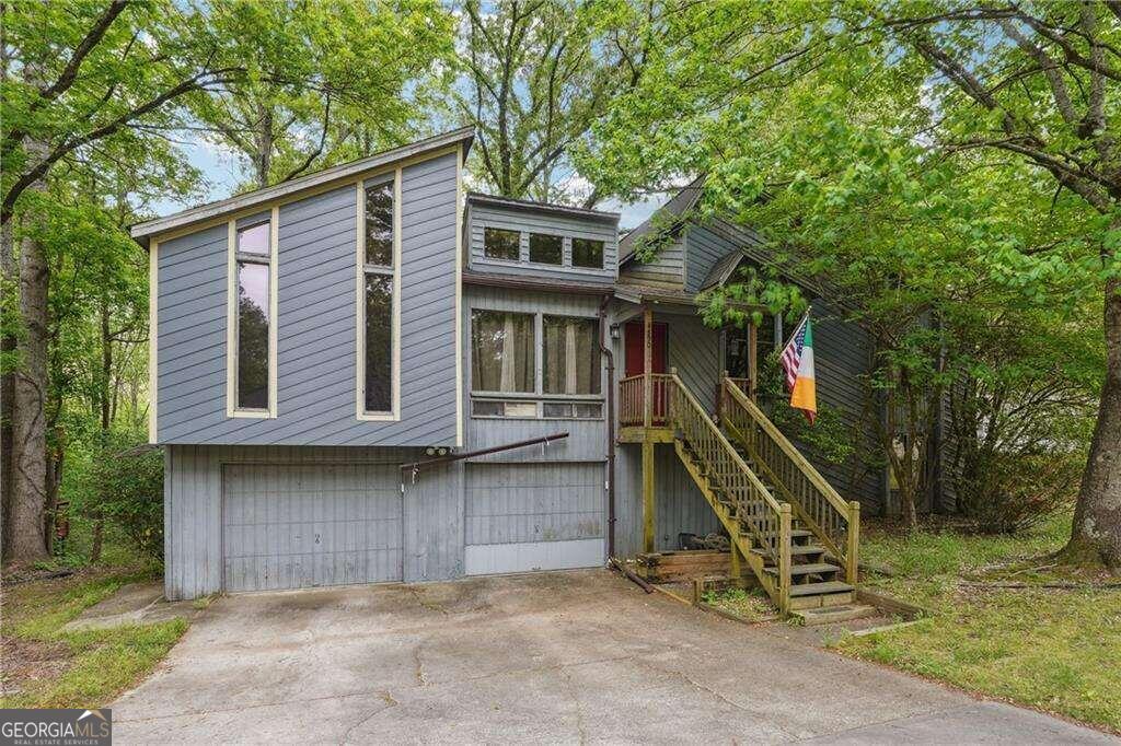 a view of a house with a backyard