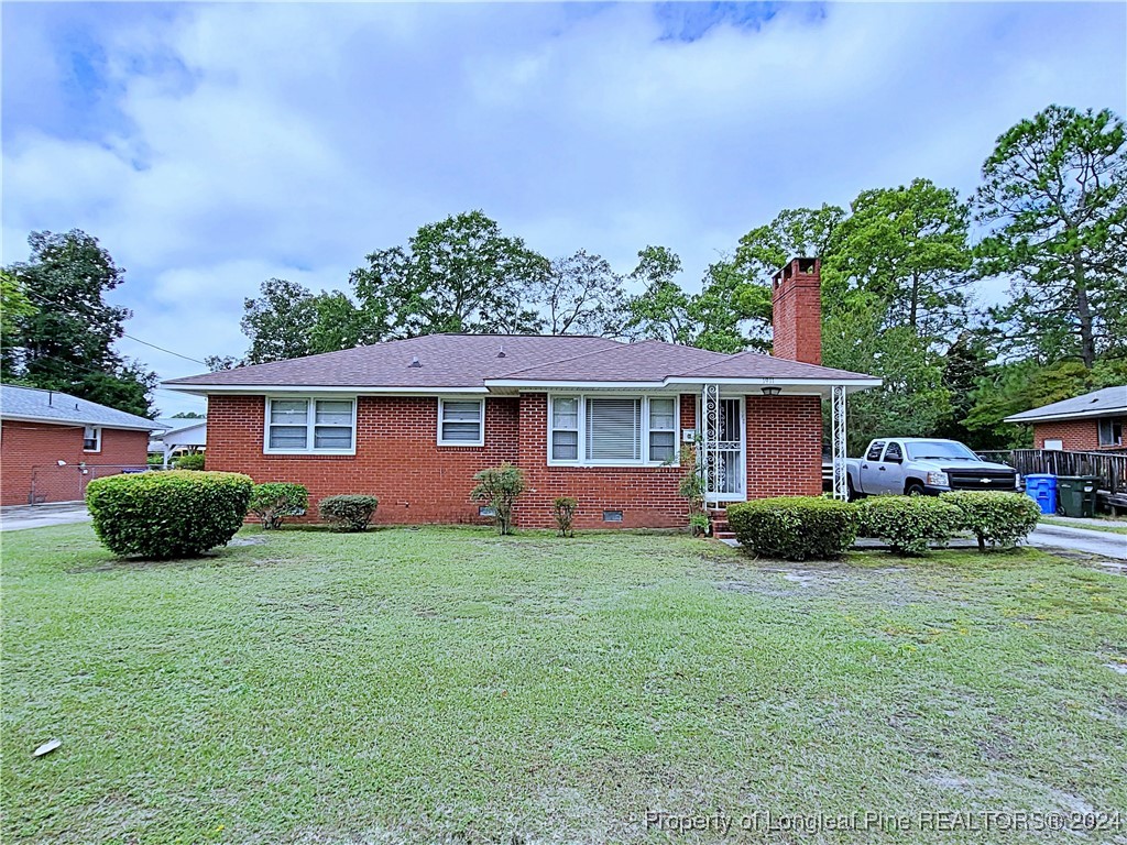 a view of a house with a back yard