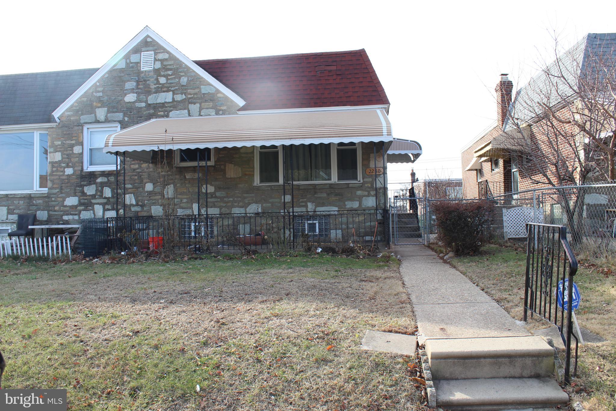 a view of a house with a backyard