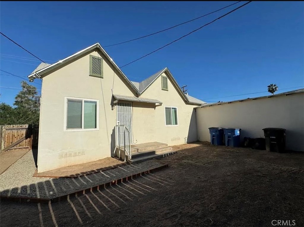 a front view of house with yard