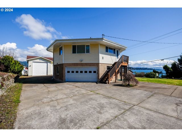 $675,000 | 1216 Garibaldi Avenue | Garibaldi