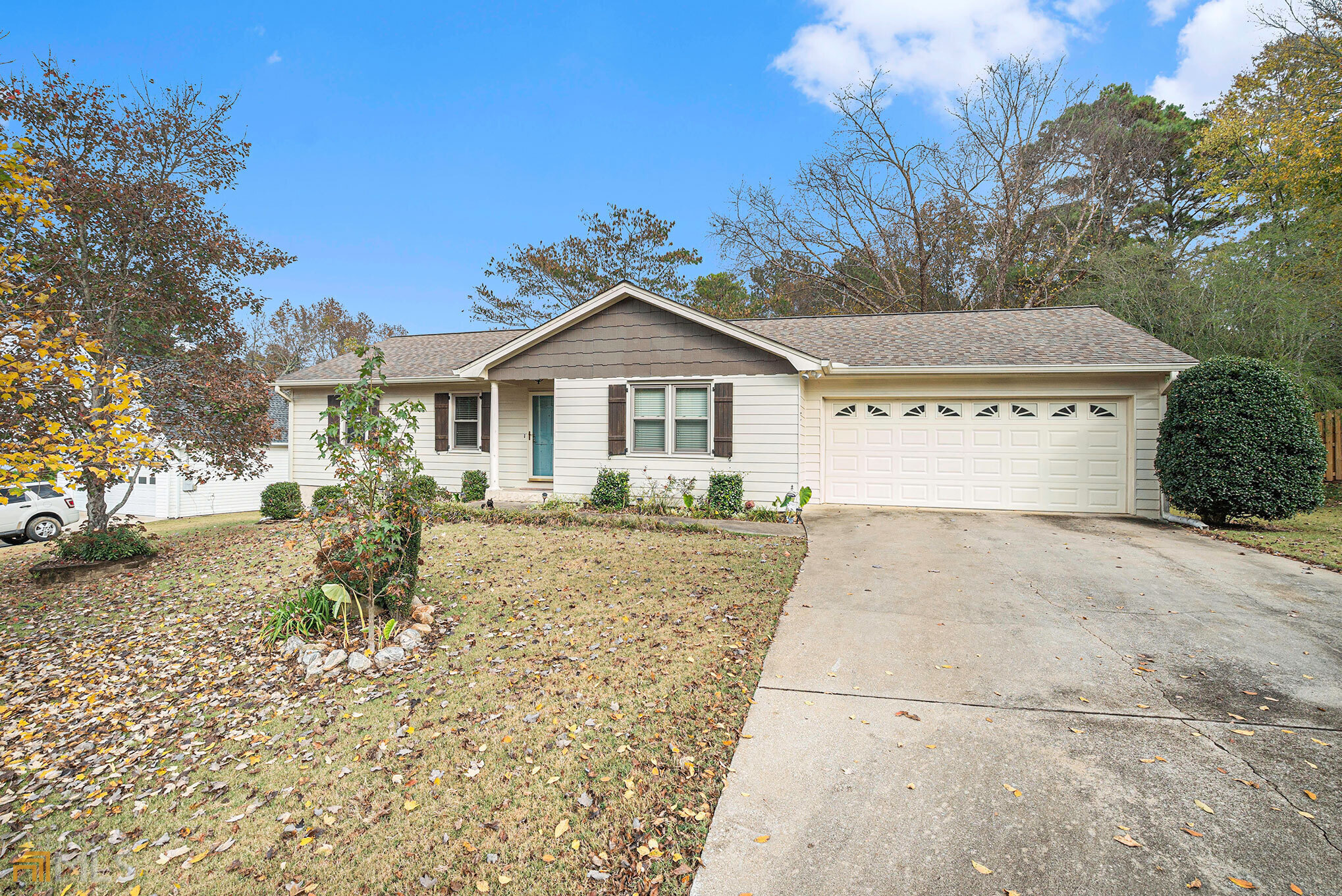 a view of a house with a yard