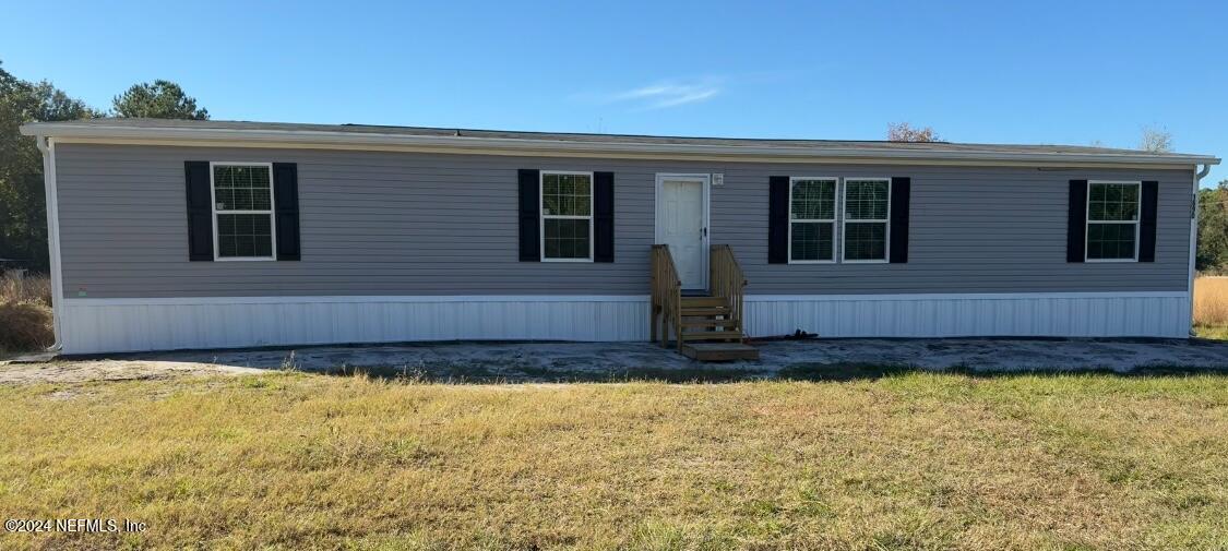 a view of a house with a yard