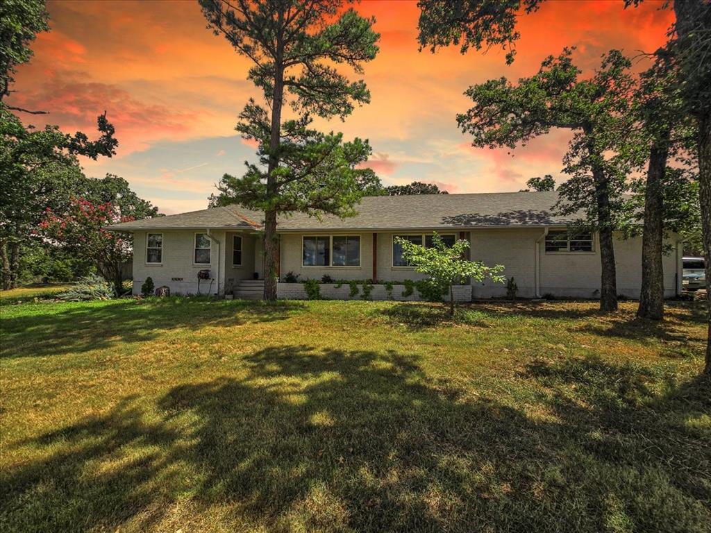 a view of a house with a backyard