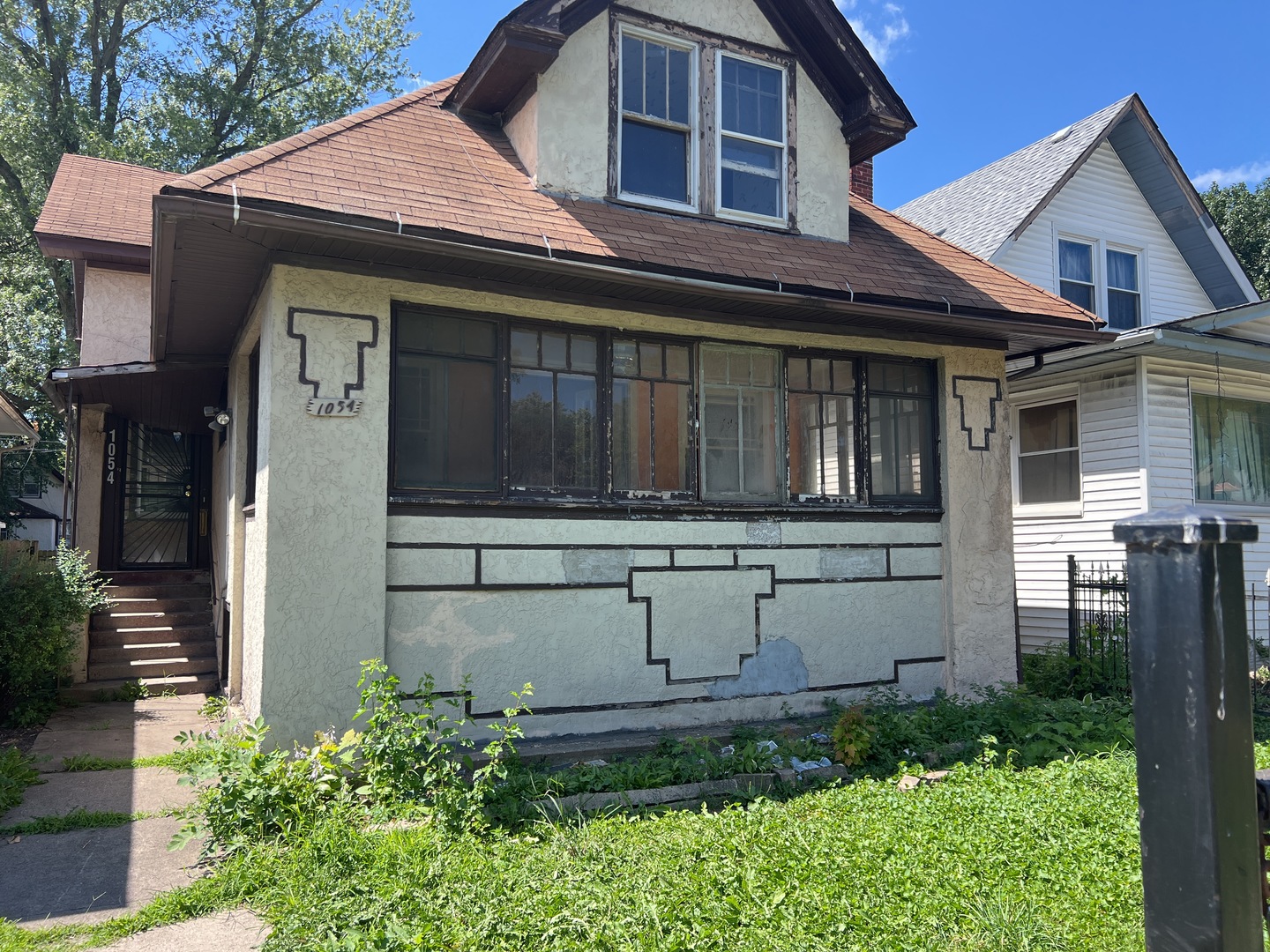 a front view of a house with garage