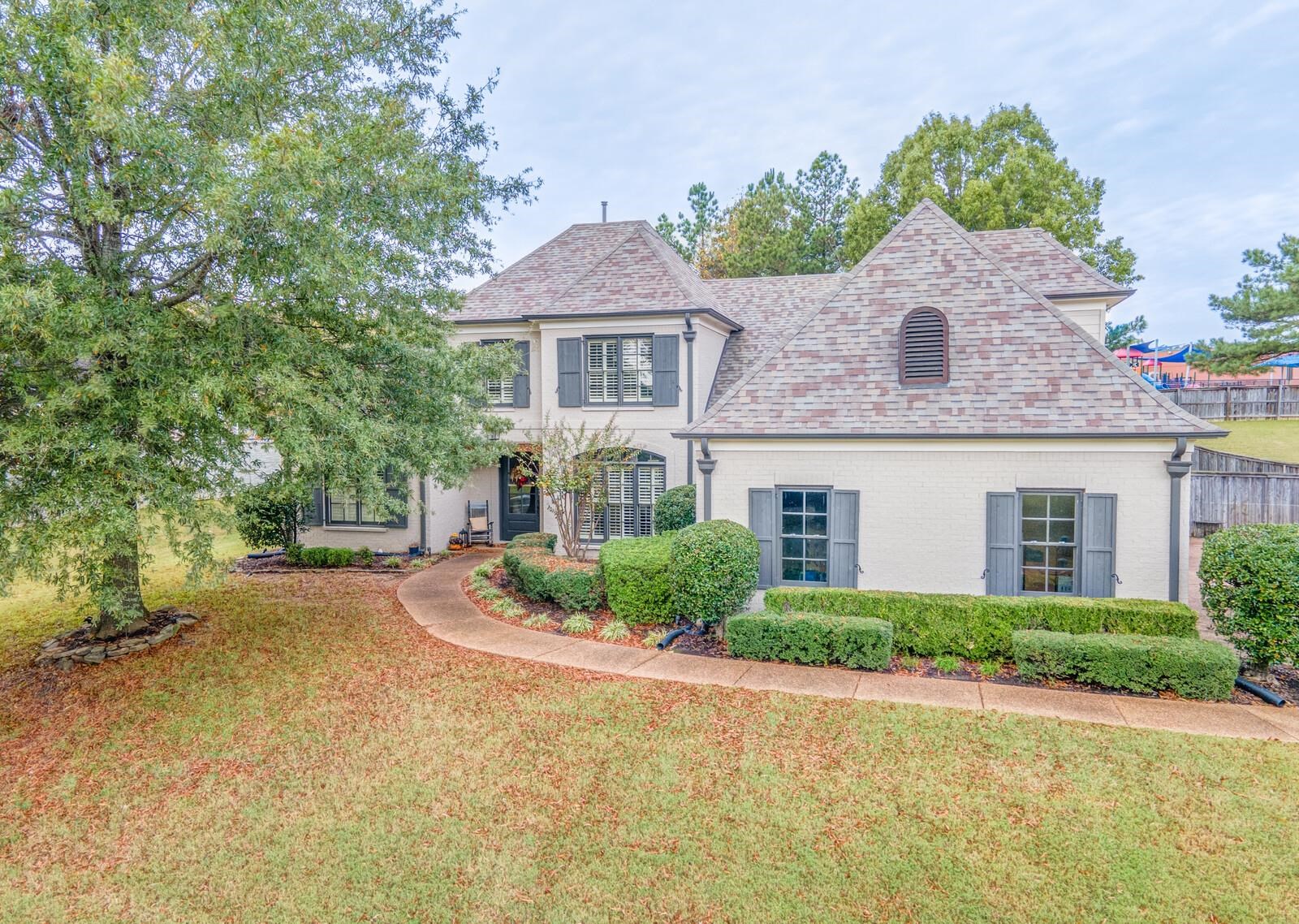 View of front of property featuring a front lawn