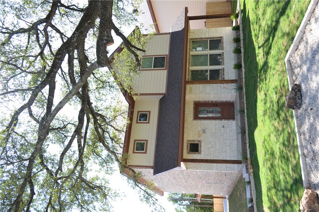 View of front facade with a front yard