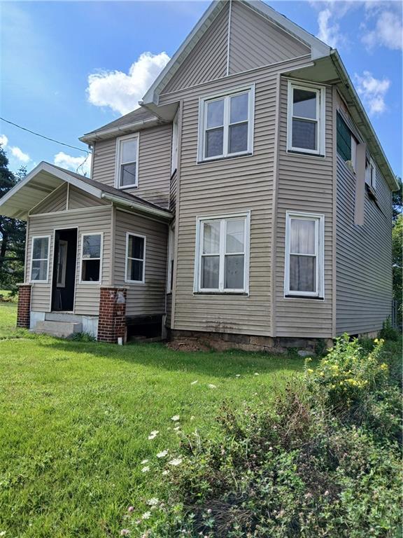 a view of a house with a backyard