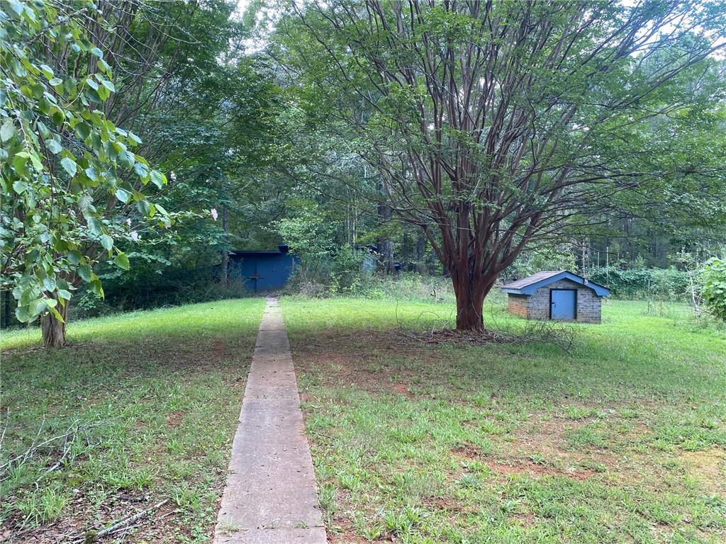 a view of a house with a yard