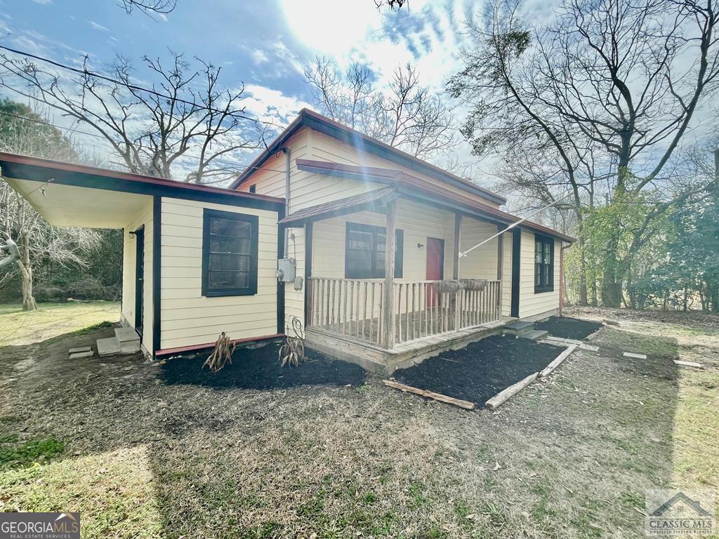 a view of a house with a yard