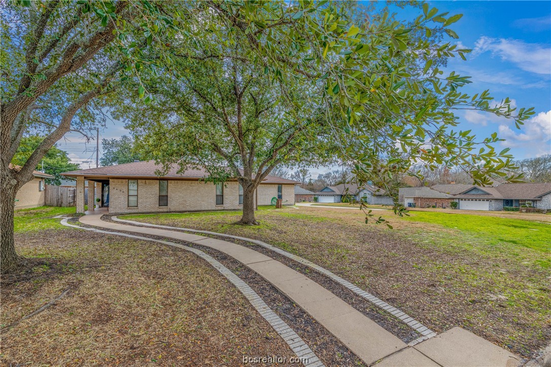 a view of a house with a yard