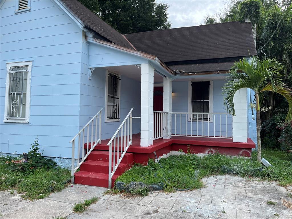 a view of front of house with a yard