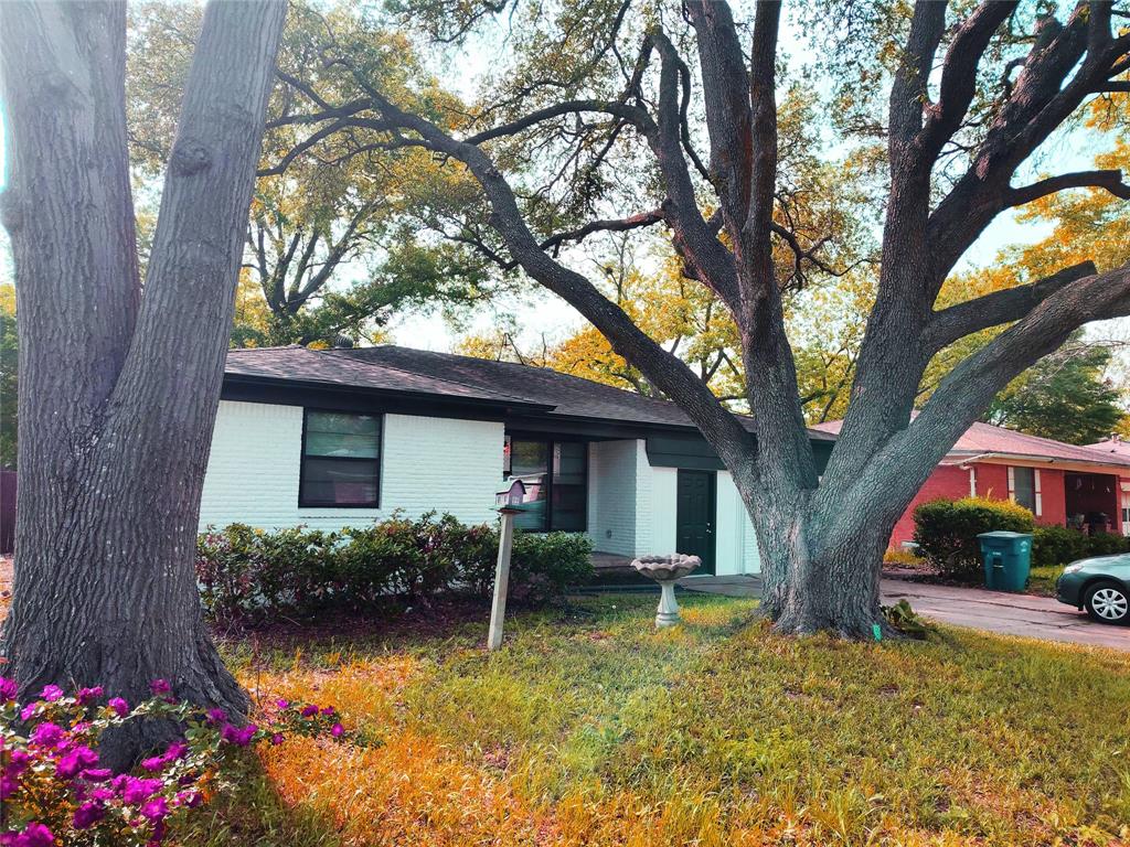 a view of a house with swimming pool next to a yard