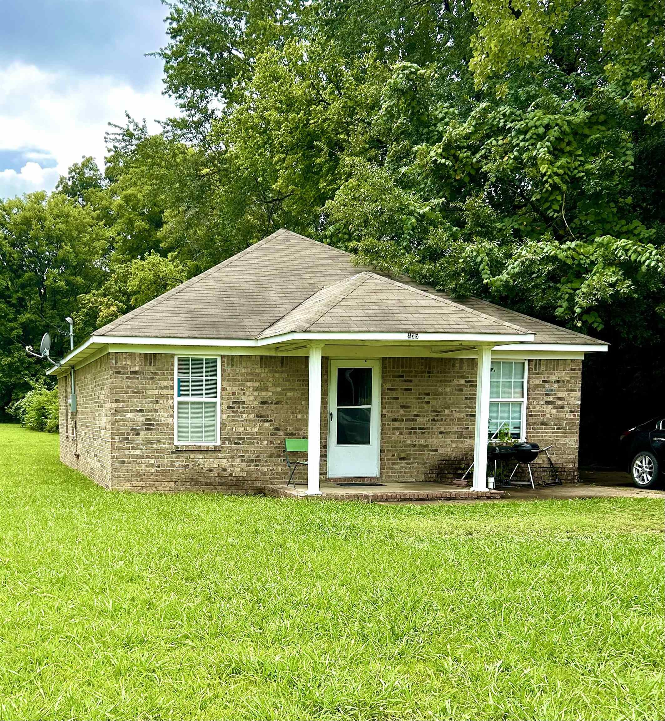 Single story home with a front yard