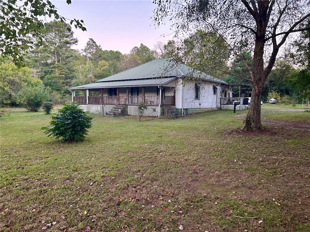 a view of a house with a yard