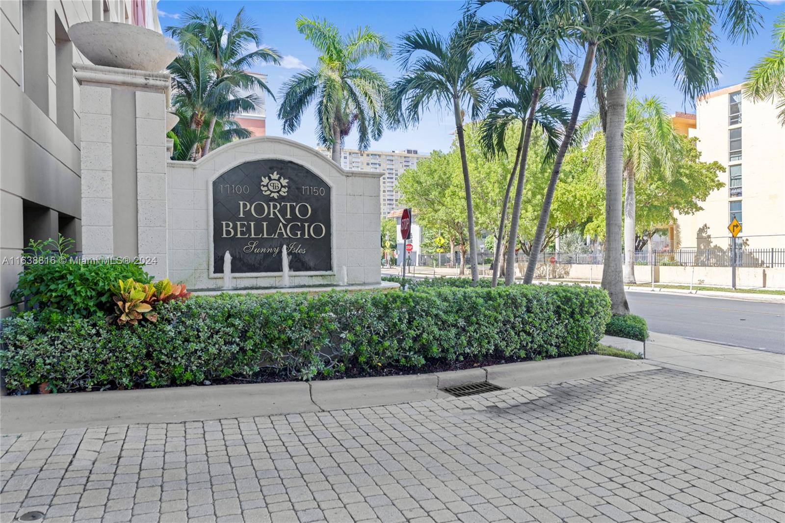 a view of a entrance gate of the house