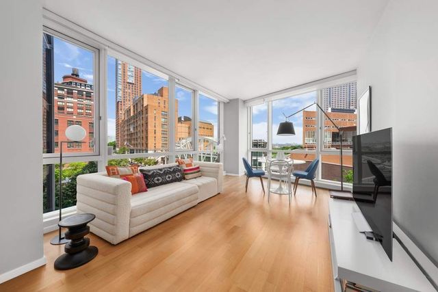 $2,450,000 | 200 Chambers Street, Unit 4D | TriBeCa