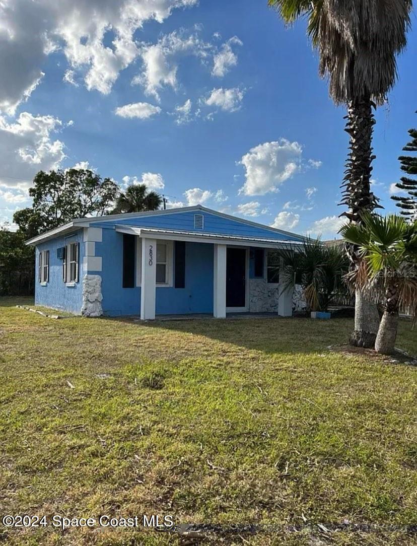 a view of a house with a backyard