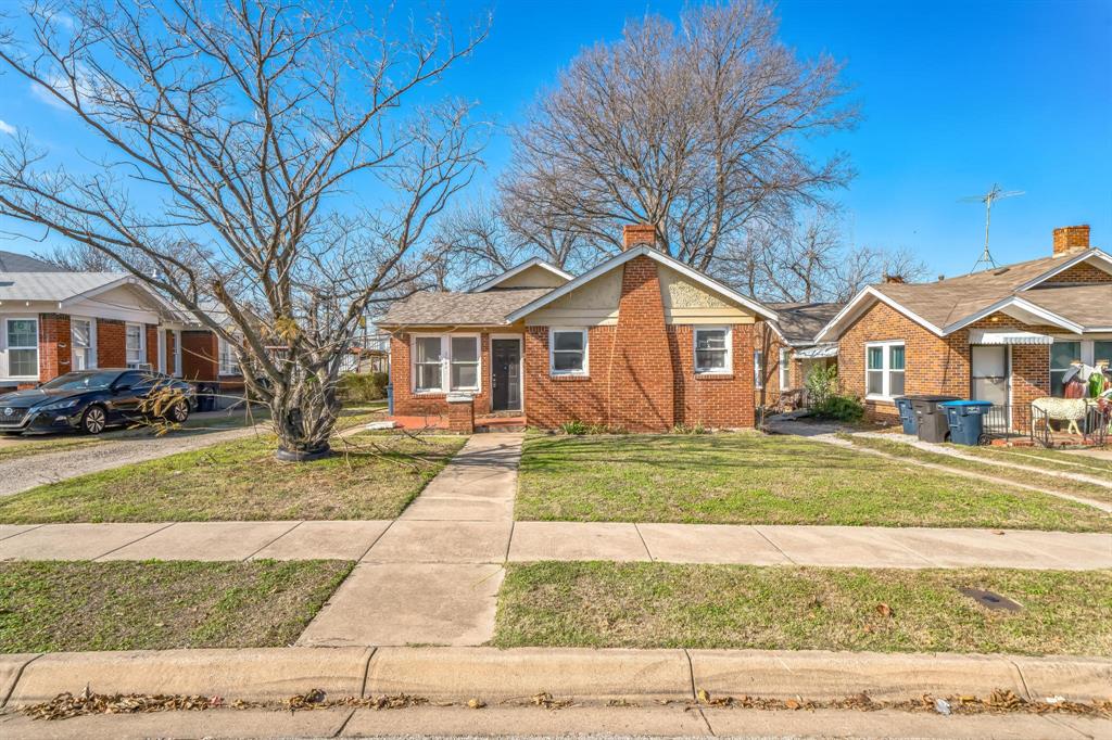 a view of a yard in front of house