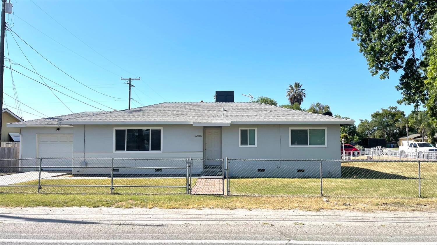 a view of a house with a backyard