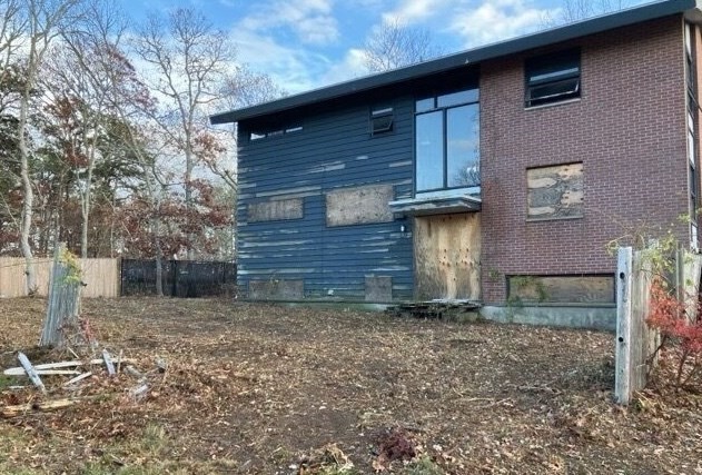 a view of a backyard of the house