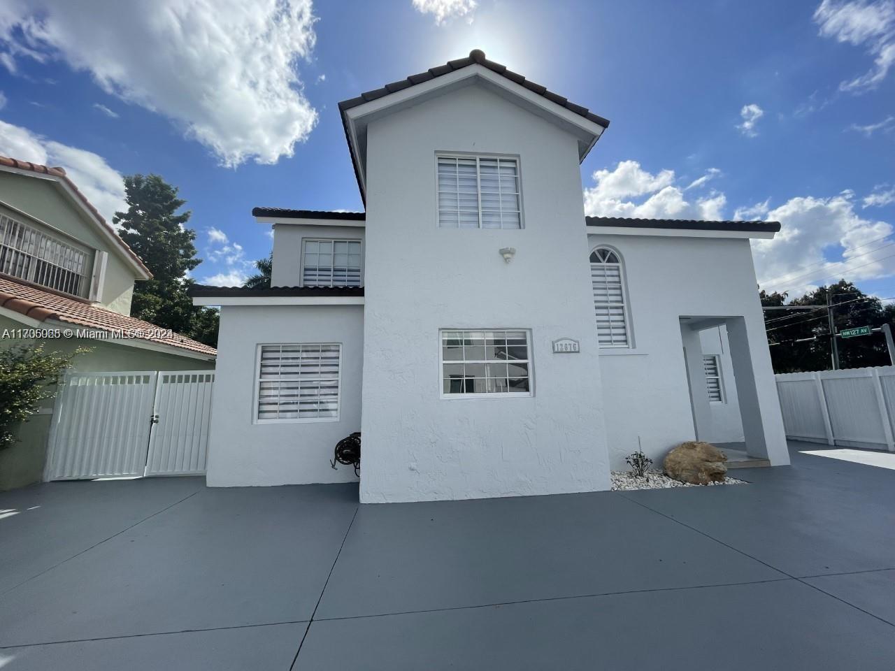 a view of a house with backyard