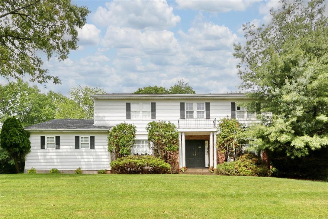 View of front facade featuring a front yard