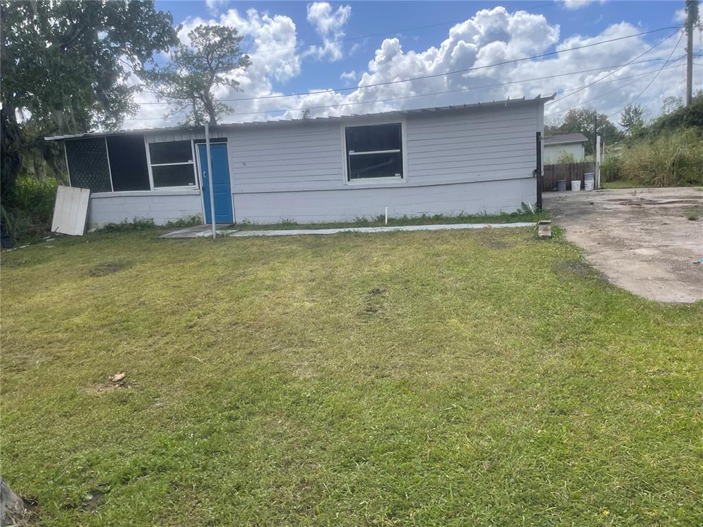 a view of a house with a backyard