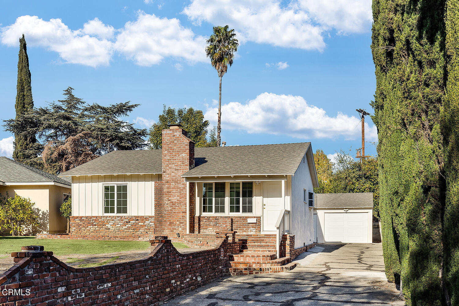 a view of a house with backyard