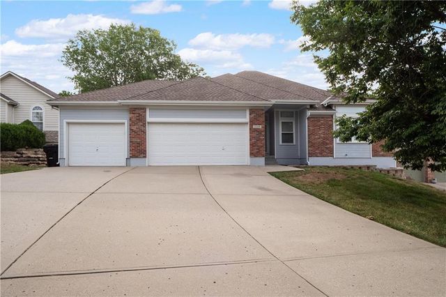 $353,000 | 3209 South Arrowhead Drive | Independence