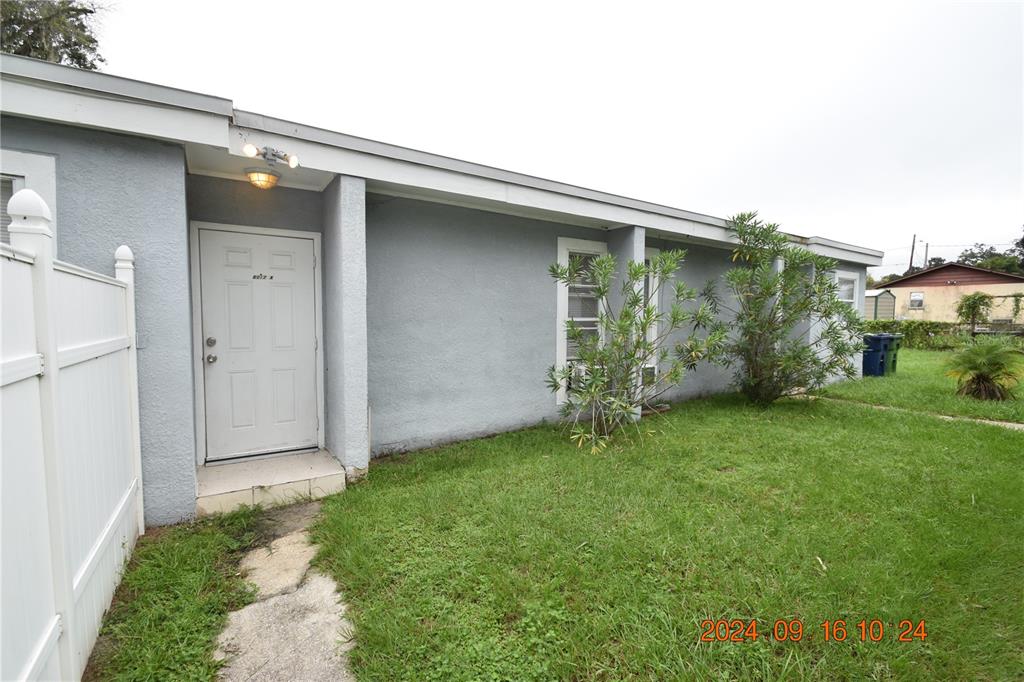 a view of a back yard of the house