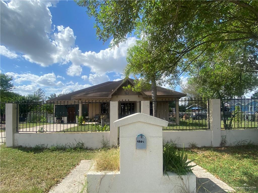 a view of house with a yard