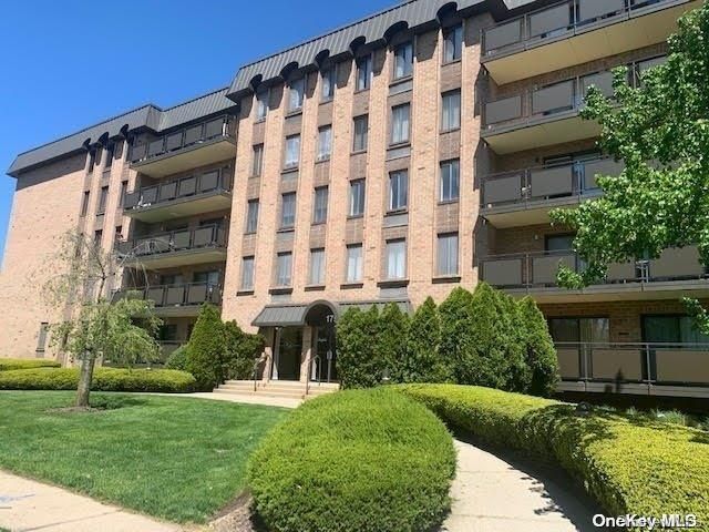 $519,999 | 175 Maple Avenue, Unit 3E | Westbury