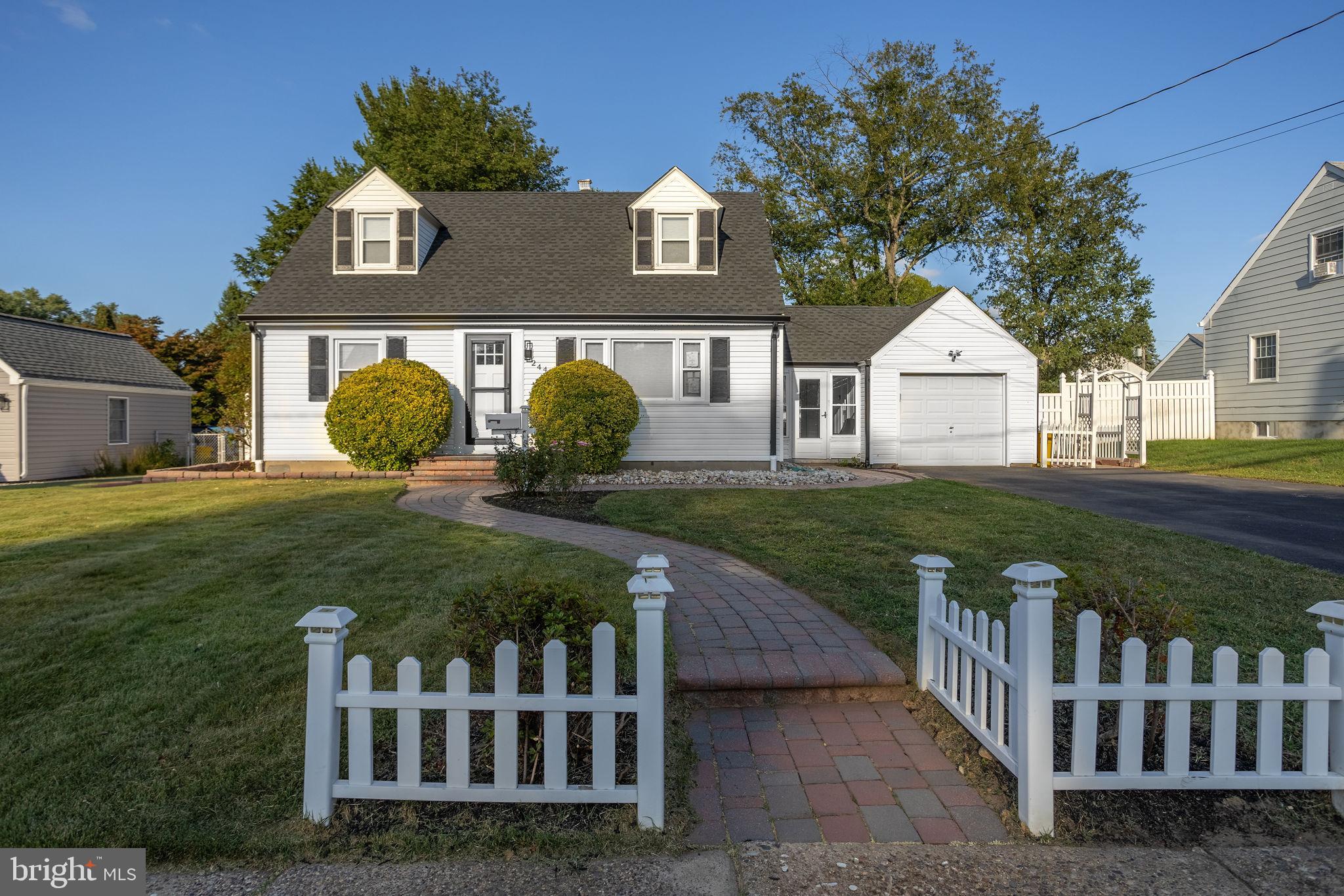 a view of house with a yard