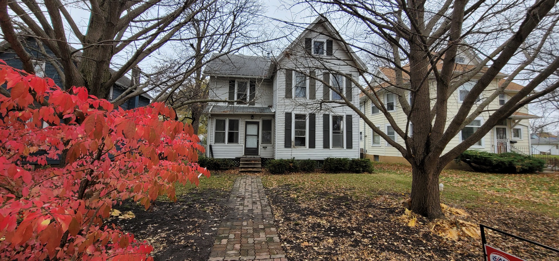 a view of a house with a yard