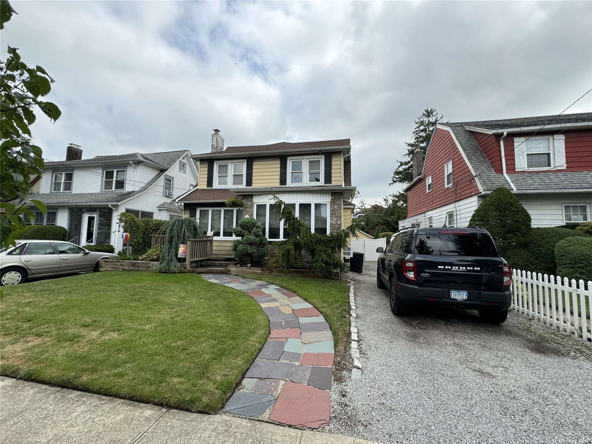 a view of a yard in front of house