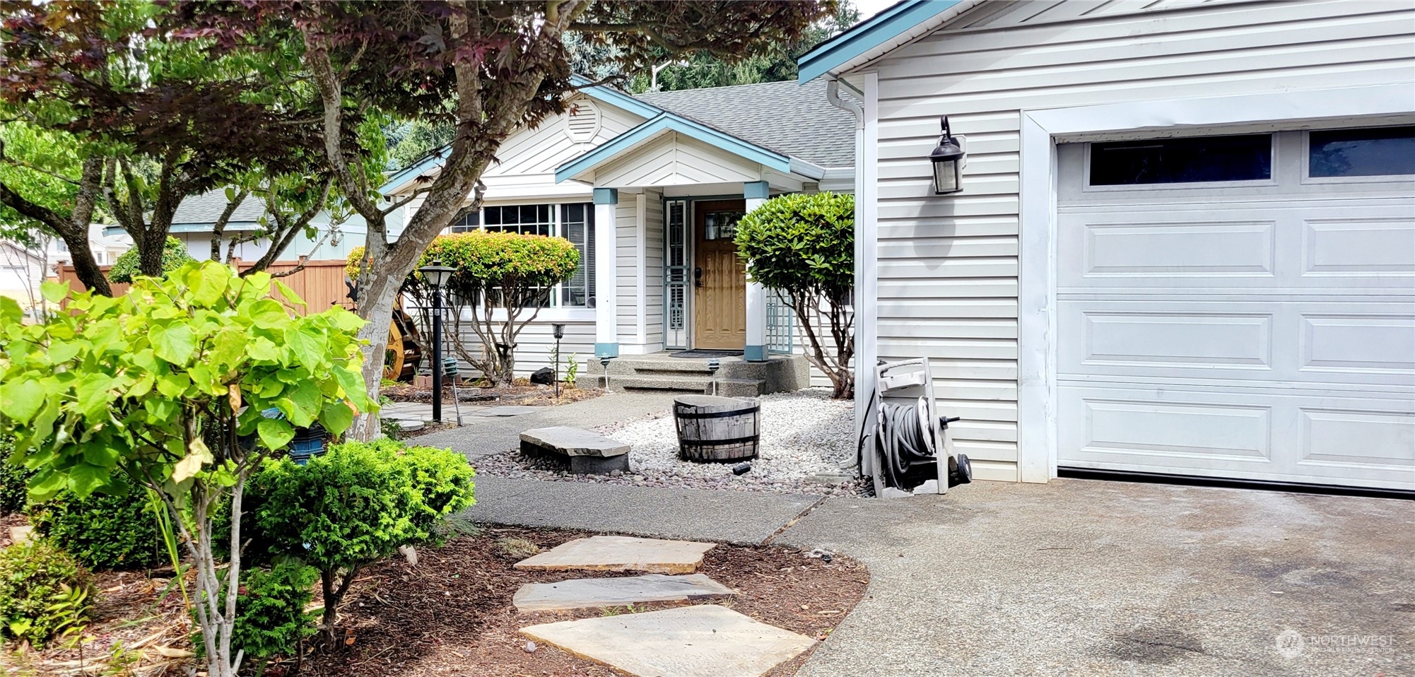 a view of a house with backyard and sitting area