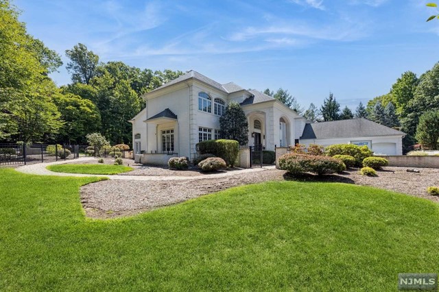 a view of a house with backyard and porch