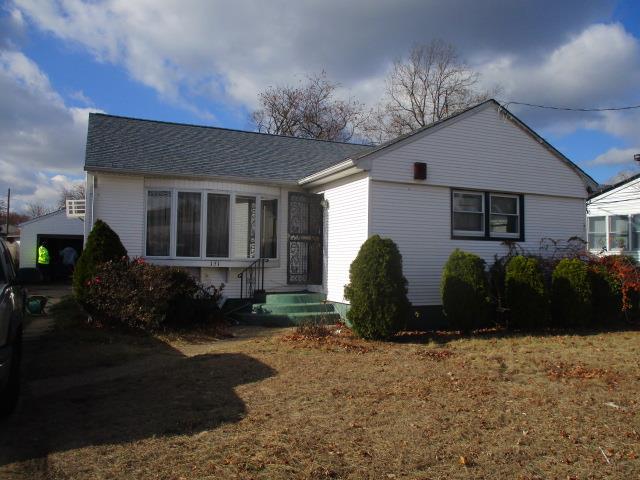 a view of a house with backyard and garden