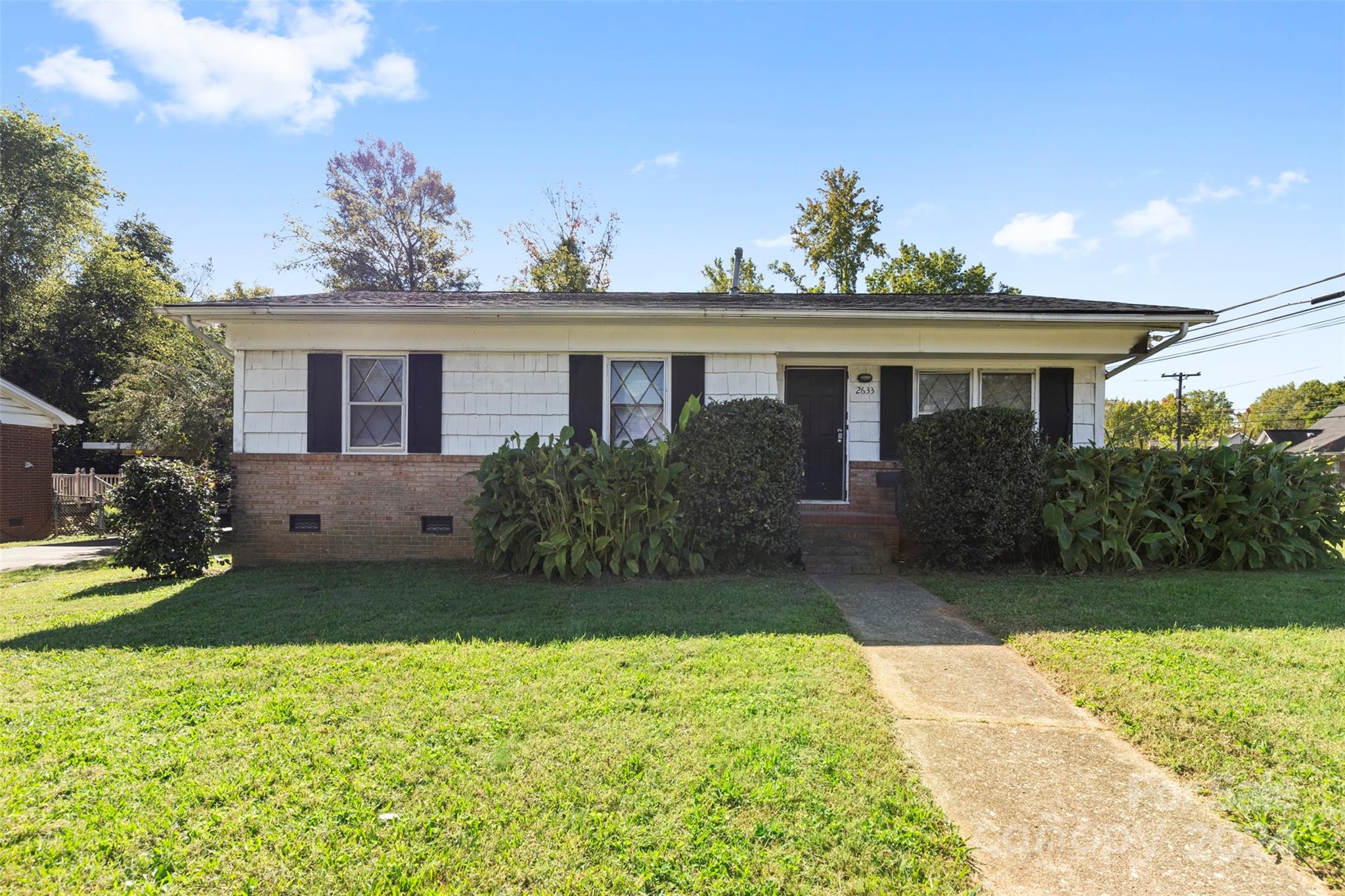 a view of a house with a yard