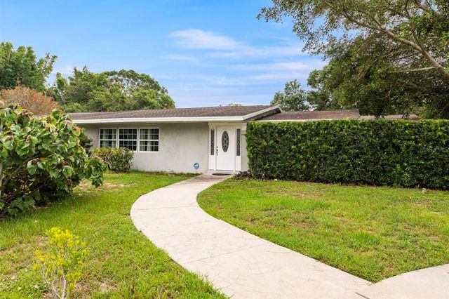 $599,000 | 3831 East Forest Lake Drive | Sarasota Springs