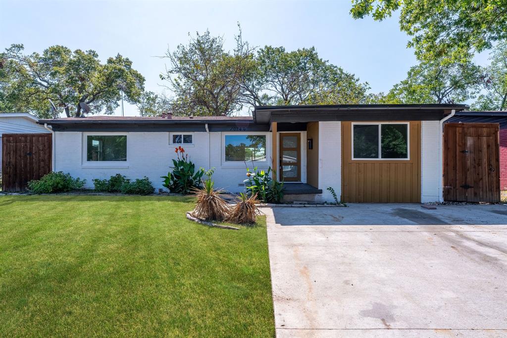 a view of a house with backyard and garden