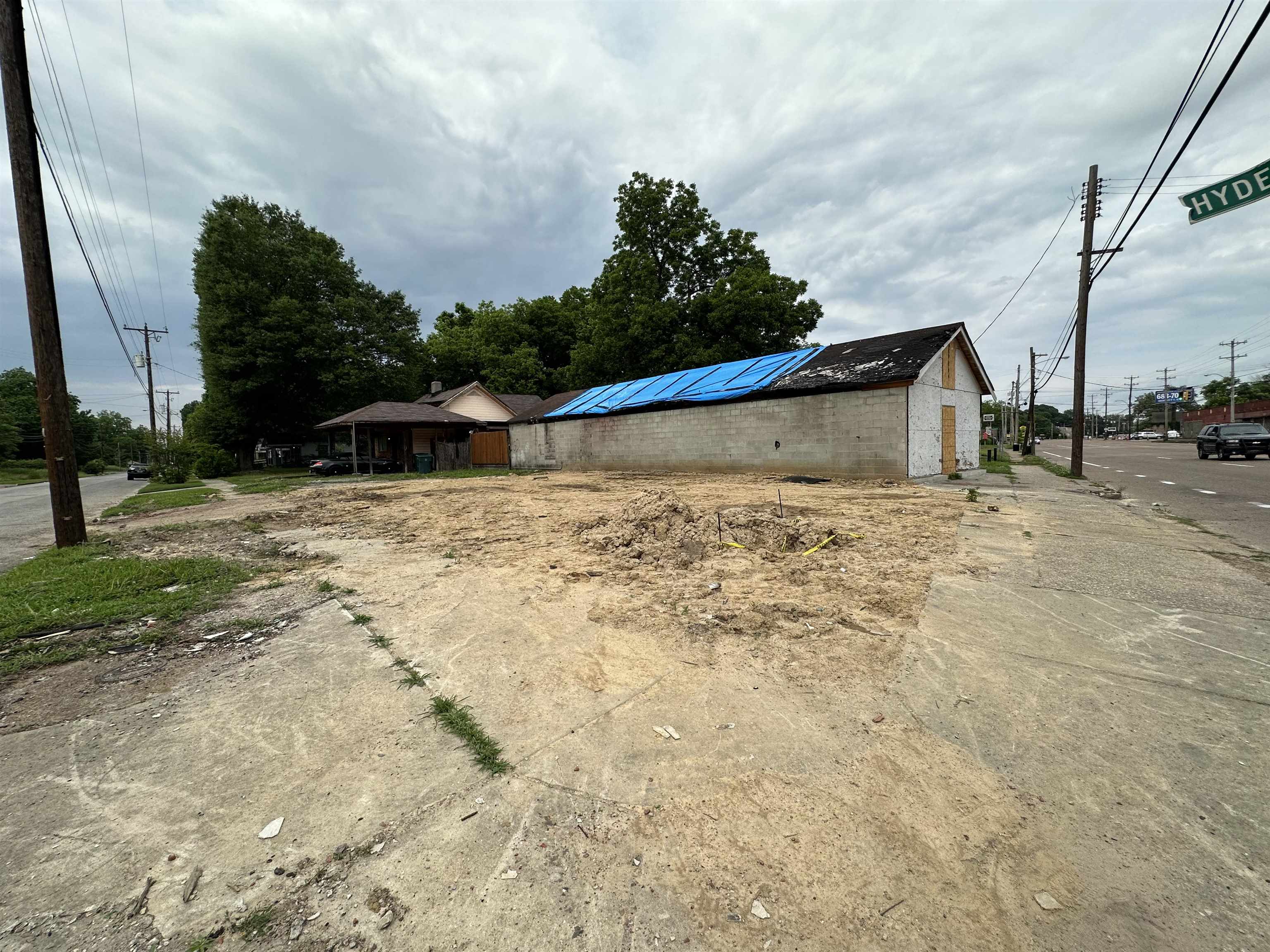 a view of back yard of the house